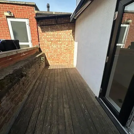 2-Bed, 2-Bathroom Split Level Flat In Hackney With 2 Balconies London Exterior photo