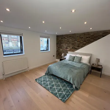 2-Bed, 2-Bathroom Split Level Flat In Hackney With 2 Balconies London Exterior photo