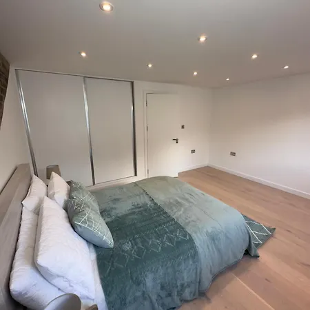 2-Bed, 2-Bathroom Split Level Flat In Hackney With 2 Balconies London Exterior photo