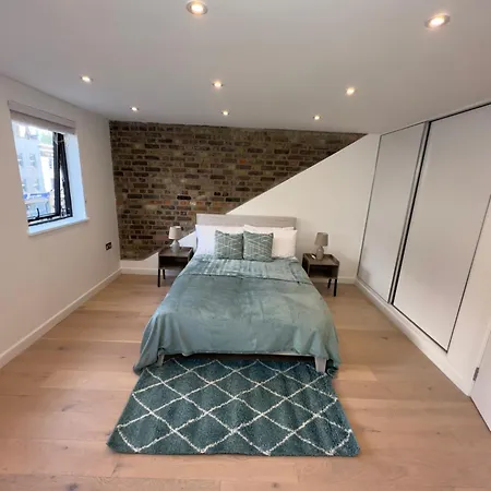 2-Bed, 2-Bathroom Split Level Flat In Hackney With 2 Balconies London Exterior photo