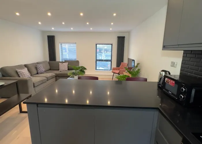 2-Bed, 2-Bathroom Split Level Flat In Hackney With 2 Balconies