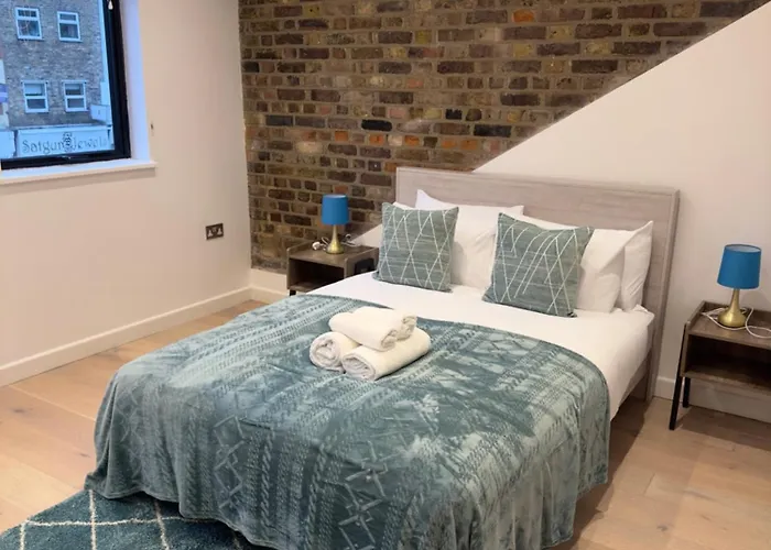 2-Bed, 2-Bathroom Split Level Flat In Hackney With 2 Balconies