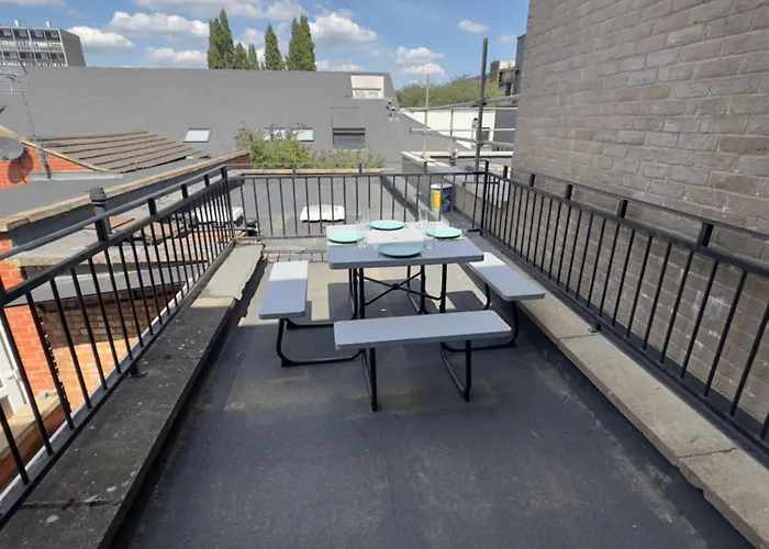 2-Bed, 2-Bathroom Split Level Flat In Hackney With 2 Balconies