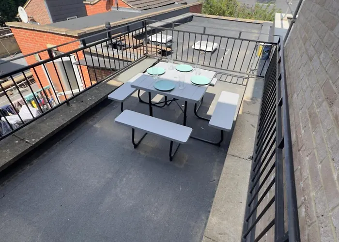 2-Bed, 2-Bathroom Split Level Flat In Hackney With 2 Balconies
